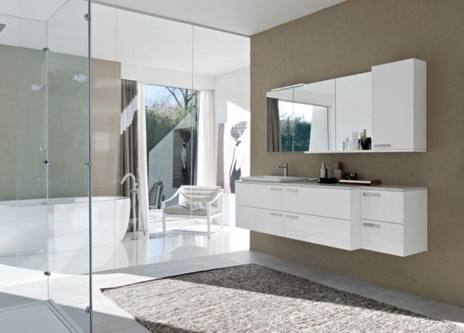 moderna badrumsmöbler italien-vit minimalistisk-duschkabin glasvägg