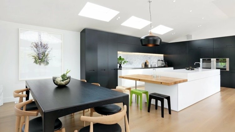 design-kök-svart-skåp-vit-ö-matbord-trä