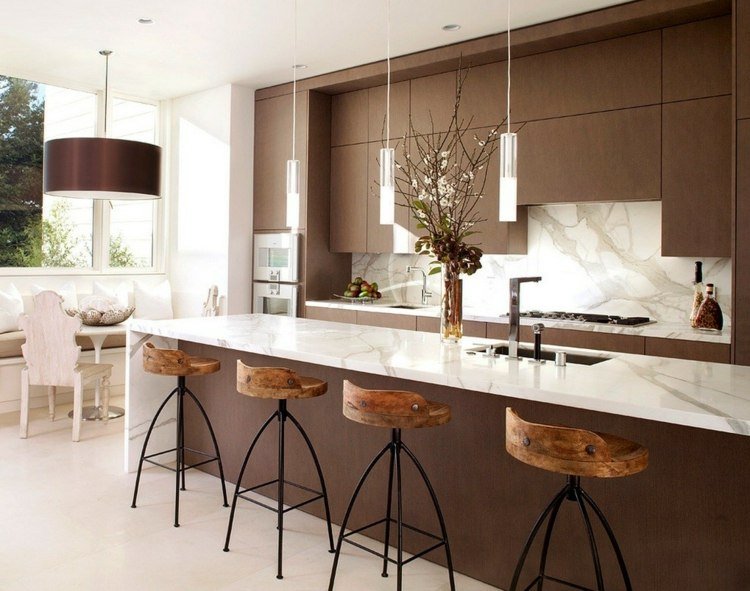 design-kök-naturmaterial-barstolar-marmor-vit-brunt-kök