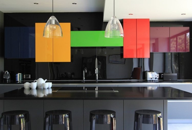 design-kök-färgglada-accent-färger-högglans-svart-bänkskiva