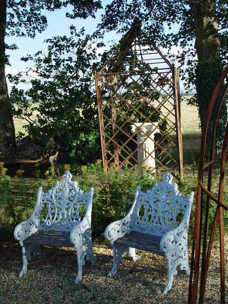 gammal-europeisk stil-trädgård-design-järn-stolar-lekfulla-buxbom-klättring vinstockar