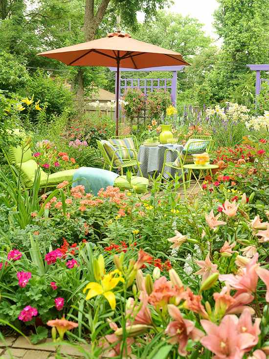 trädgård idéer dagliljor gröna möbler parasoll persika