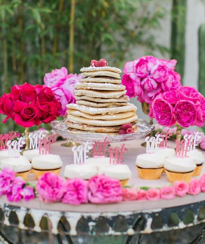 Idéer-för-brud-dusch-dessert-bord-dekorera-pannkaka-tårta