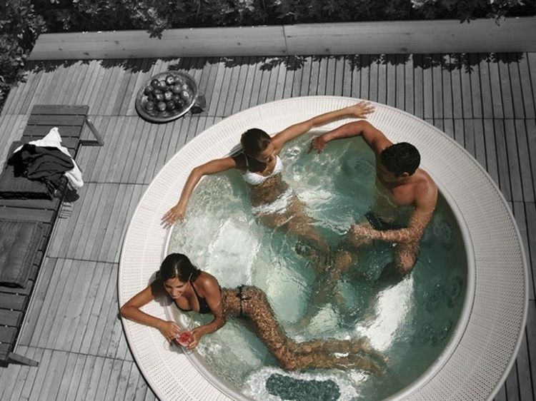 idéer-pool-design-spegel-620-teuco-bubbelpool-grå-terrass-slappna av