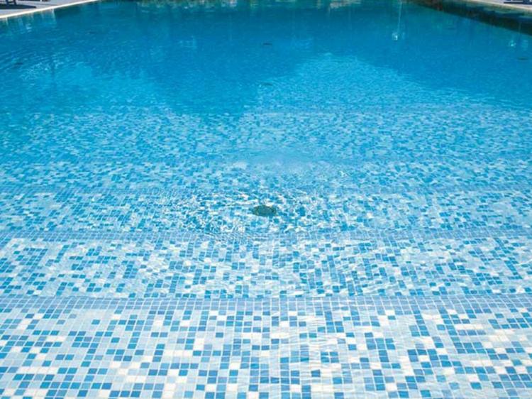 idéer-pool-design-appiani-klassisk-blå-vit-mosaik-design-trappa