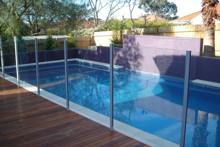 idéer för pooldesign ledstång-glas-stål-skydd-barnparkett