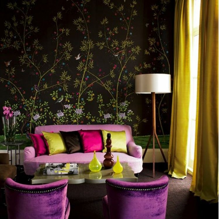 vägg tapeter eleganta mörka blommor rosa soffa fåtölj gardiner