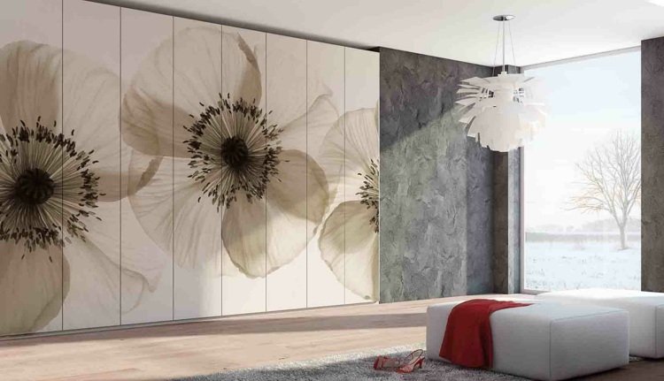 idé tapeter blommor grå väggpall ljuskrona anständig design