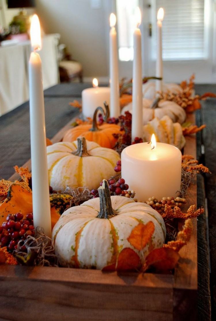 Hjärtat i höstens bordsdekoration mini-pumpa-trälåda-bär-blad-ljus