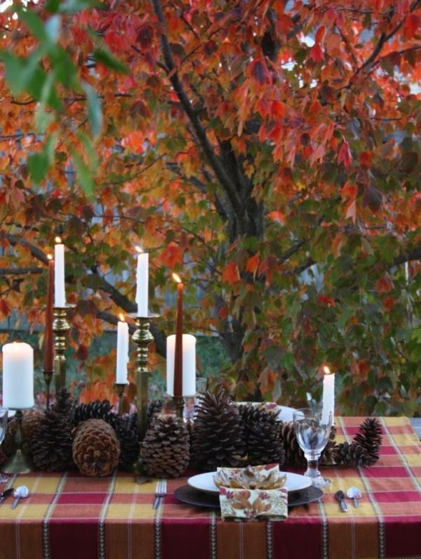 Ljusstativ-mittpunkt-av-höstens-bord-dekoration-trädkottar