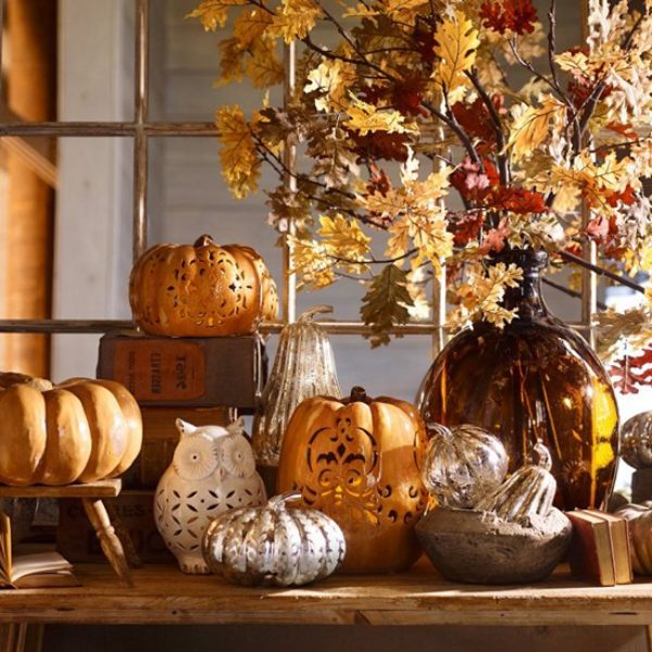 pumpa-dekoration-för-hösten-halloween-motiv-uhu-figur-bukett