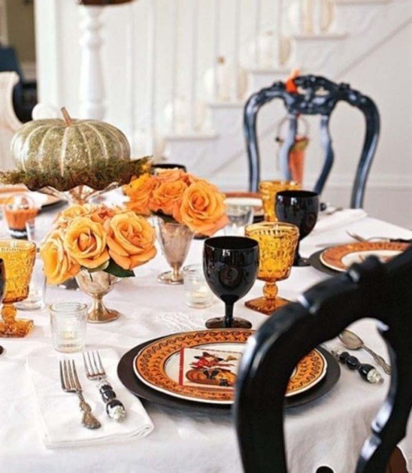 Bord-svart-orange-mittpunkt-av-höst-bord-dekoration-halloween