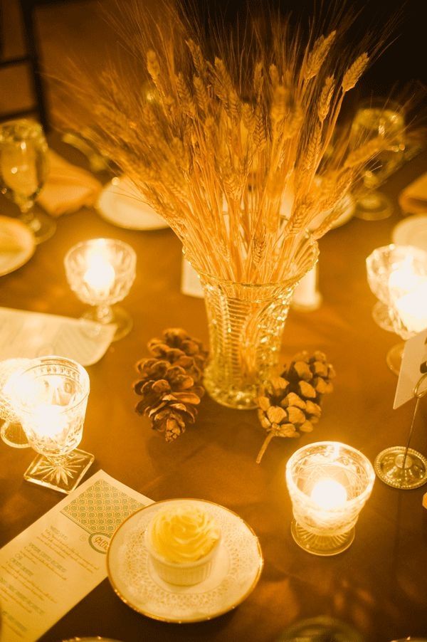 Mittpunkten-av-hösten-bordsdekoration-vete-halm-ljuskottar