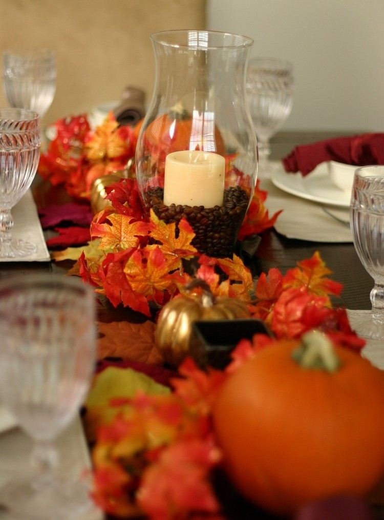 Hjärtat i höstens bordsdekoration - vindljus - kaffebönor - pelarljus - höstlöv - krans