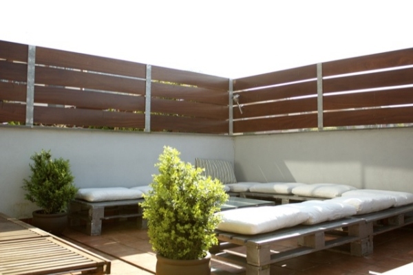 Bygg takterrass som planterar möbler från pallar