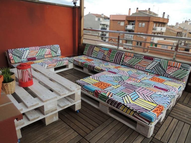 möbler från euro -pallar lounge soffa klädsel färgglada balkonger träplattor