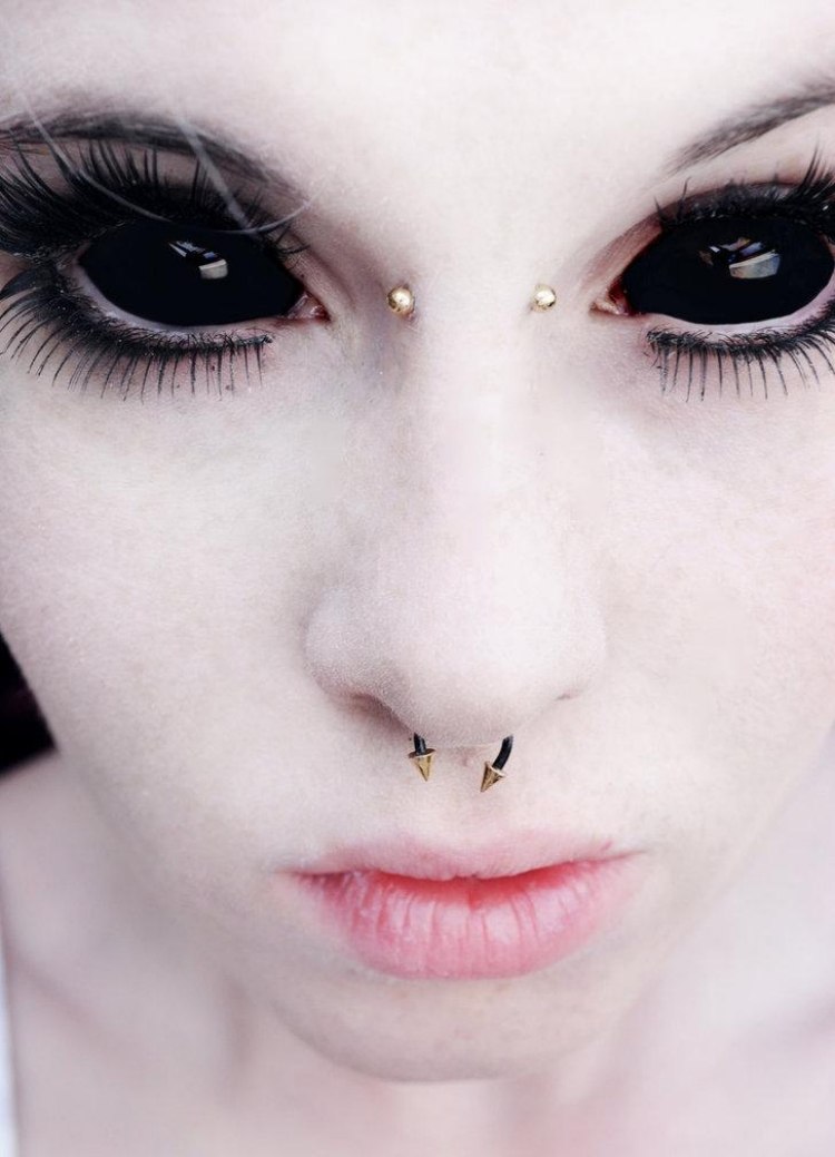 Kontaktlins-halloween-svart-ögon-piercing-kvinna