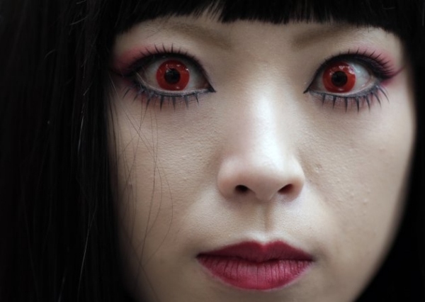 Roliga-kontaktlinser-Halloween-röda-demoniska-ögon-roliga-linser