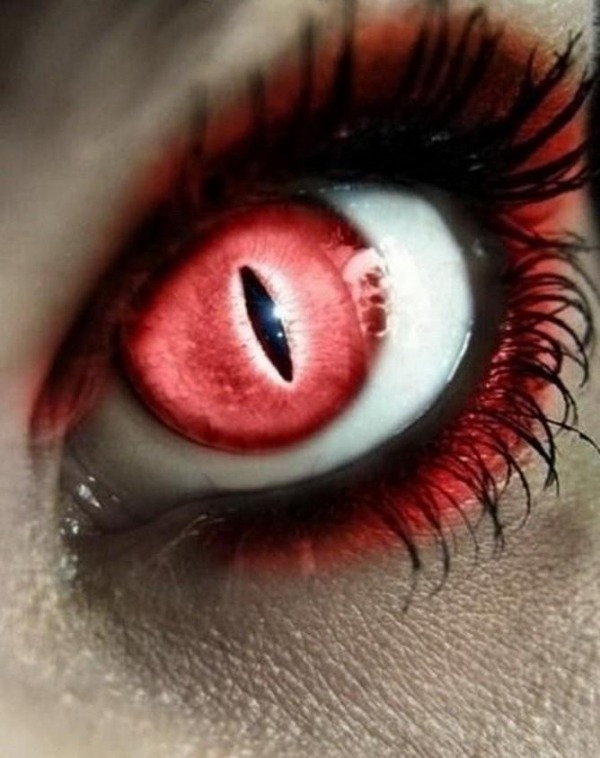 Vampyr-ögon-kontaktlinser-med-demon-glans-intensiv-röd-halloween-online