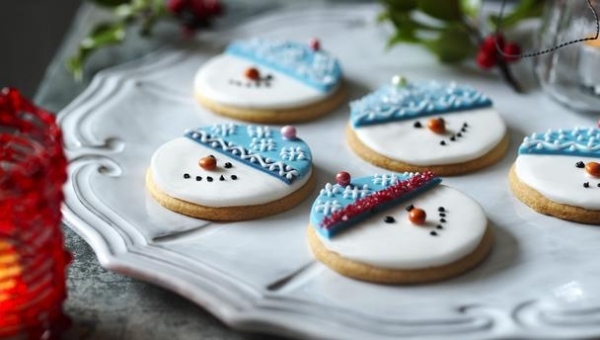 Snögubbe färgar julkakor pepparkakor med matfärg