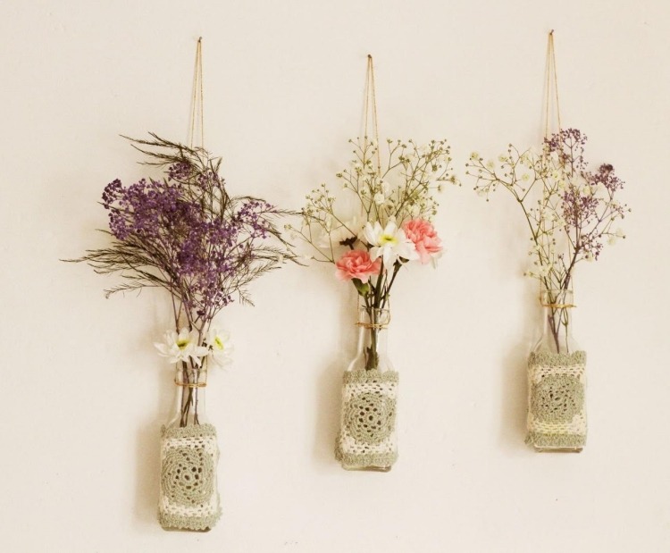 idéer-vår-dekoration-blommor-glas-flaska-spets-hängande-vägg-dekoration