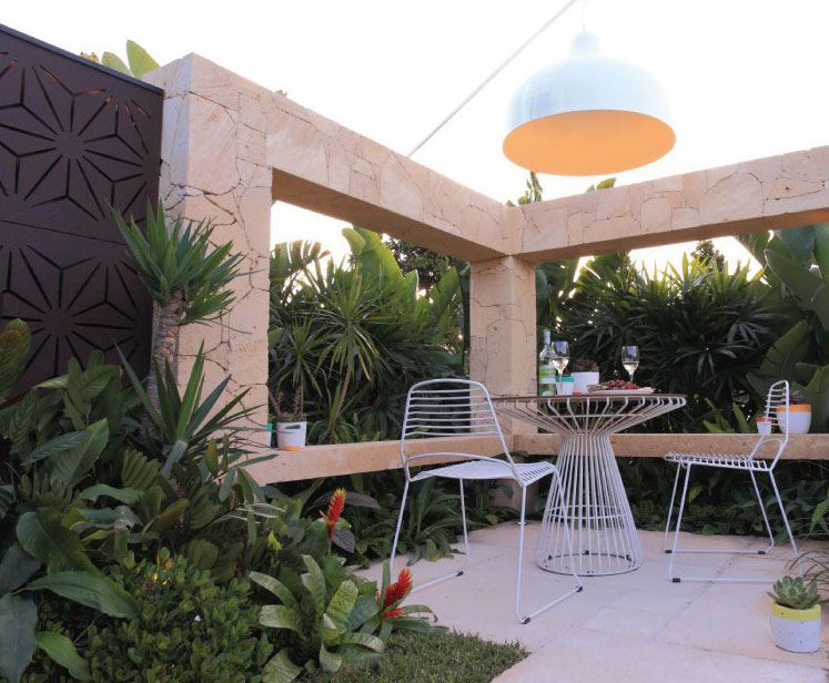 Idéer för trädgårdsdesign travertin-sten-konstruktion-metall-bar bord-pall-palm-hängande lampa