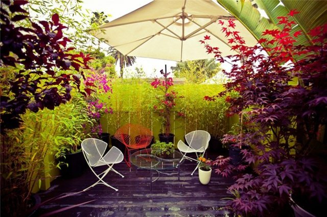 Design trädgård idéer parasoll stolar vit röd färg