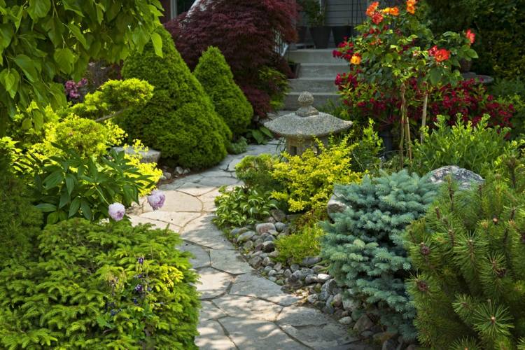 idéer för trädgårdsdesign natursten trädgårdsväg vintergröna trappor