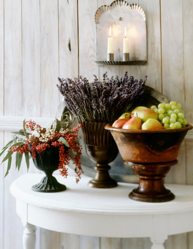 idéer för höstdekoration frukt-blommor-lavendel-vas-metall