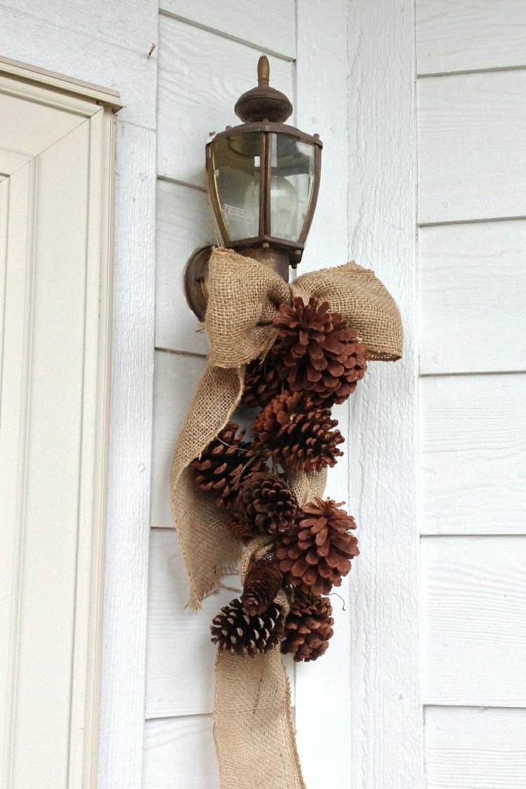 idéer för höstdekoration entré-dörr-dekoration-pinecone-band-linne
