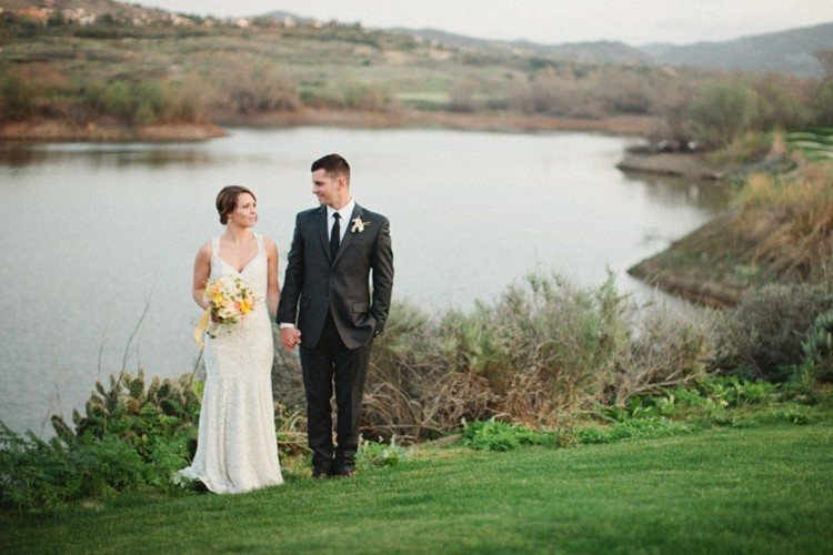 Bröllopsfoton idéer nygifta lake äng romantiskt höstbröllop