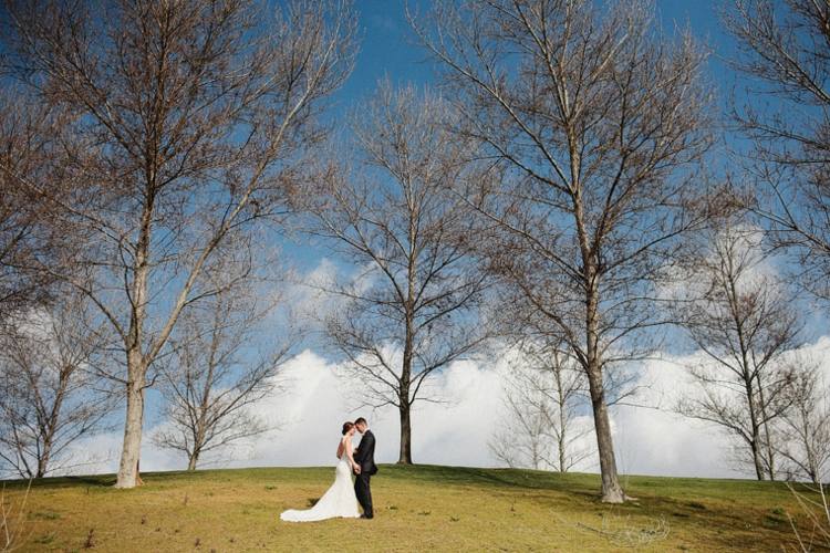 Bröllopsfoton idéer höga träd bröllop country äng