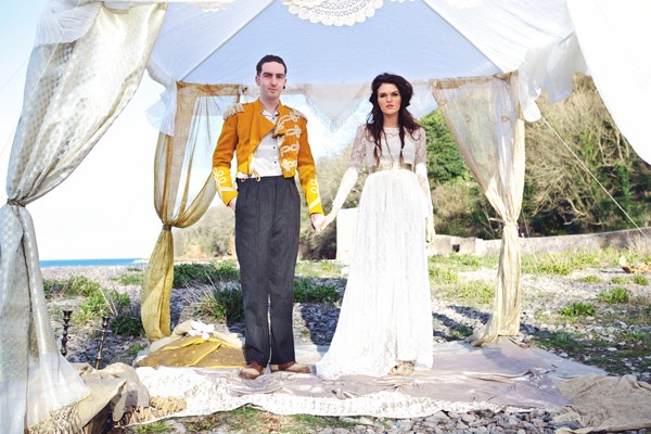 Bröllopsbilder gula gardiner spetstyg