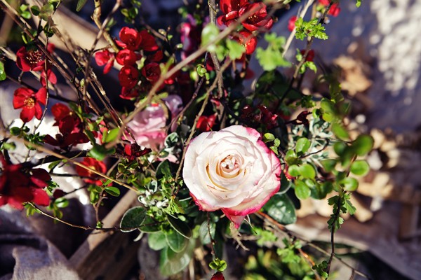 Blommor rosor magnolias brudbukett sommarbröllop