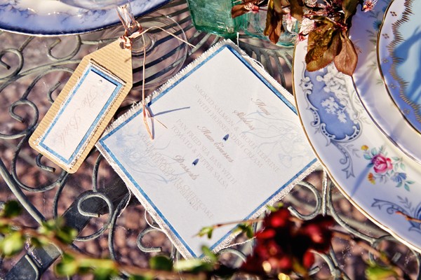 Bröllopsbilder placerar kort bord porslin