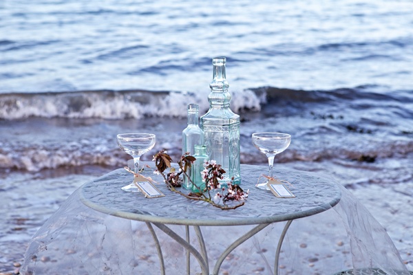 romantiska lekfulla champagneglas vågor