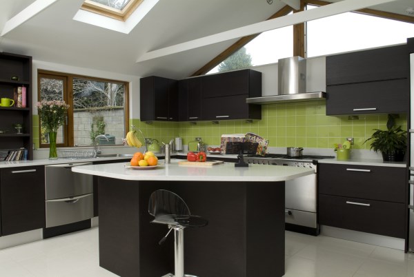 Utrymme-för-köksredskap-praktiska-faciliteter-bak-vägg-kakel-grönt
