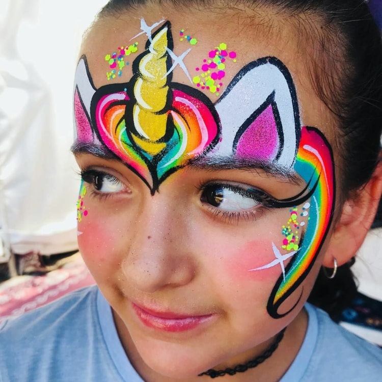 Gör färgglada smink för barn själv till karneval