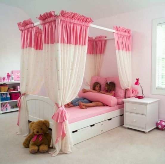 Fyraffisch prinsessrum design-vita rosa gardiner