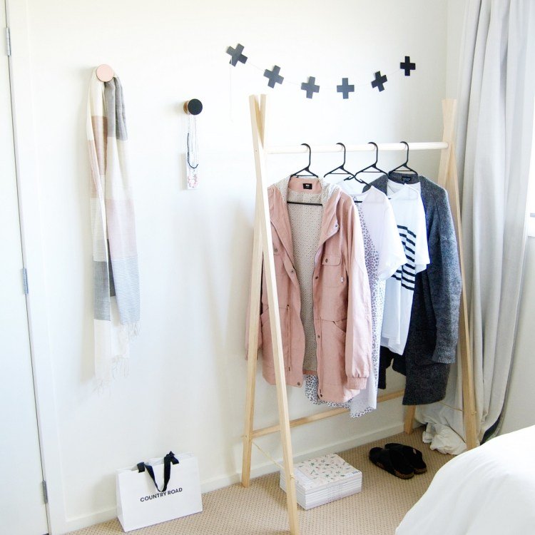 klädhängare-design-skandinavisk-trä-vägg-färg-vit-vägg-dekoration-svart-tvärmatta-beige
