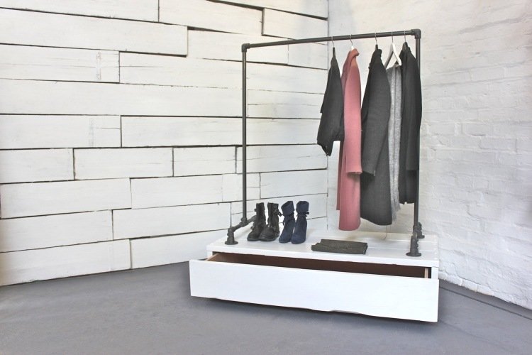 klädställ-design-minimalistisk-vit-tegel-vägg-golv-grå-låda-skor-kläder