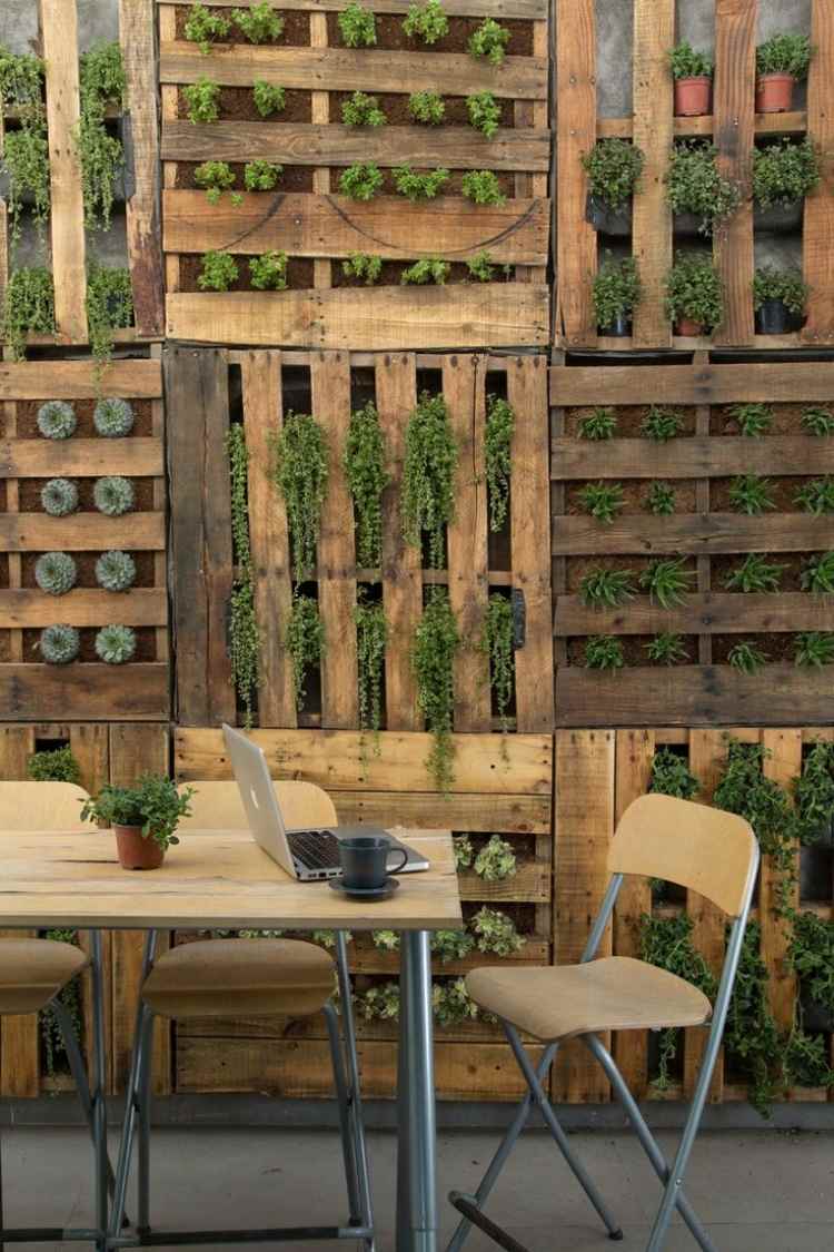 trä-euro-pallar-vertikal-trädgård-växter-saftiga-bord-stol
