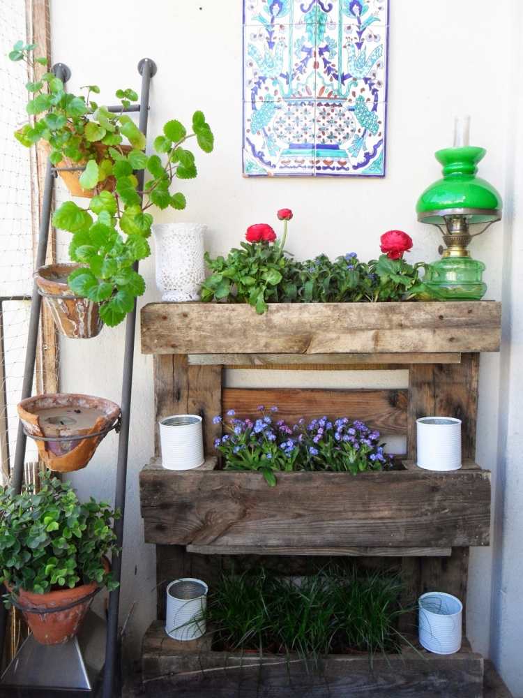 trä-euro-pall-växt-stå-utomhus-terrass-trädgård-blomma-dekoration