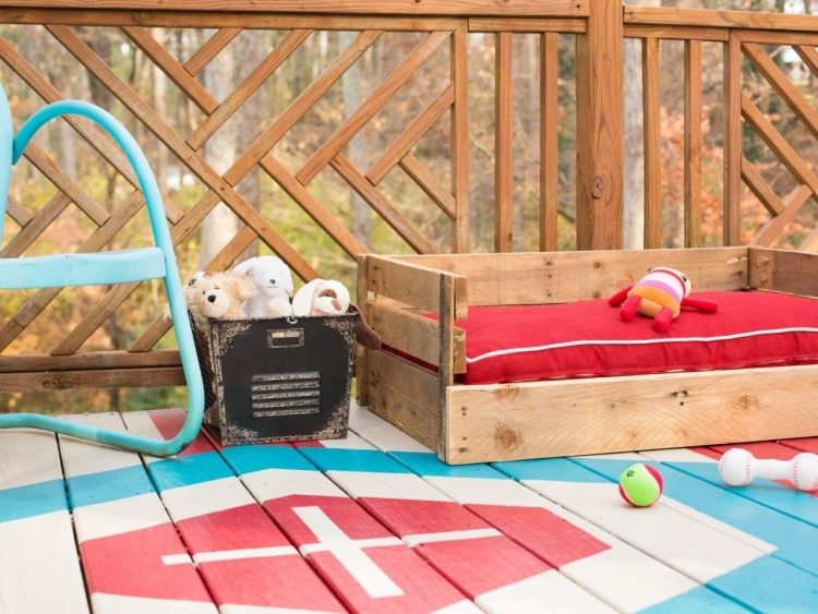 trä-euro-pall-hund-säng-leksaker-trädgård-madrass-utanför