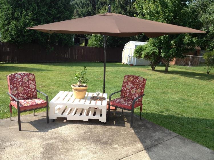 trä-euro-pallar-trädgård-bord-stolar-sittdynor-praktisk-funktionell-paraply-gräsmatta