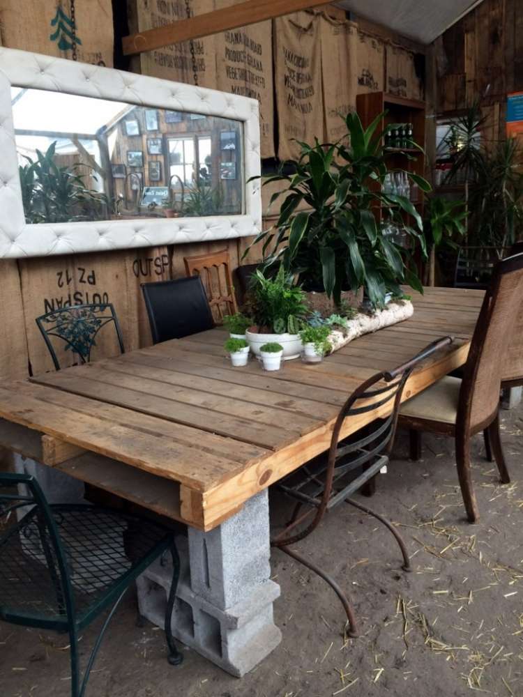 trä-euro-pallar-matbord-utanför-trädgård-tegel-stolar-metall