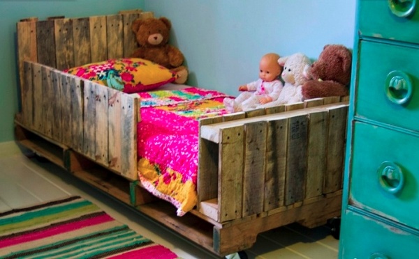 idéer för möbler från träpallar barnsäng trä