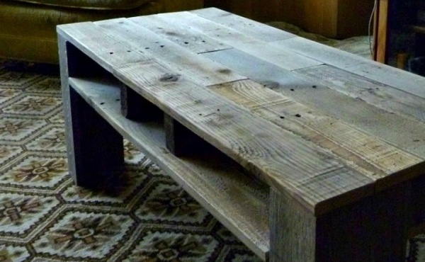 idéer för möbler gjorda av europallar, mörkt trä