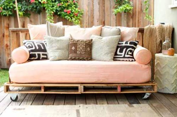 idéer för möbler från träpallar rörliga rosa