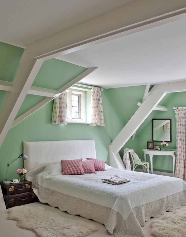 Mint sovrum interiör -vit-träbjälkar-romantisk-traditionell